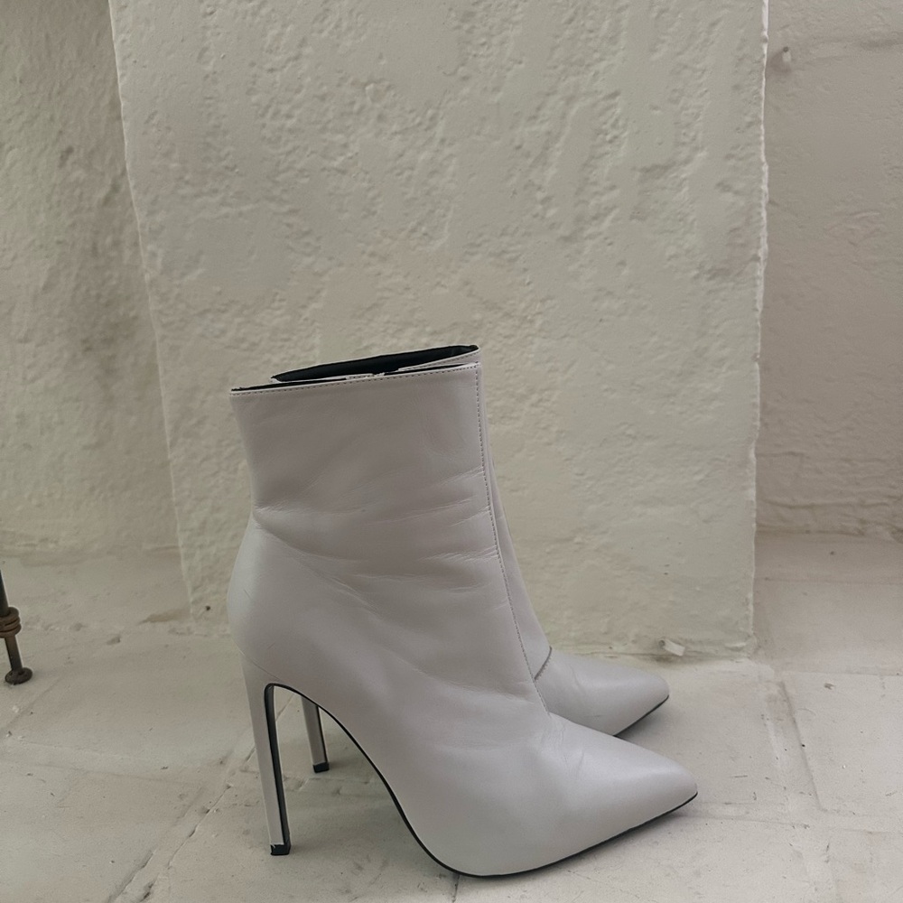 Tony Bianco Sleek White Ankle Boots size 8